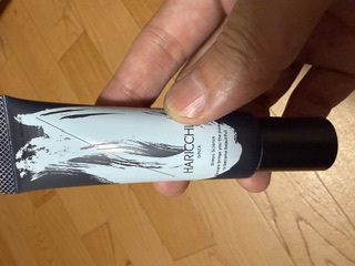 スキンベールプライマーを手に持った画像