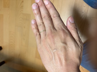 スキンベールプライマーを手に塗る前画像